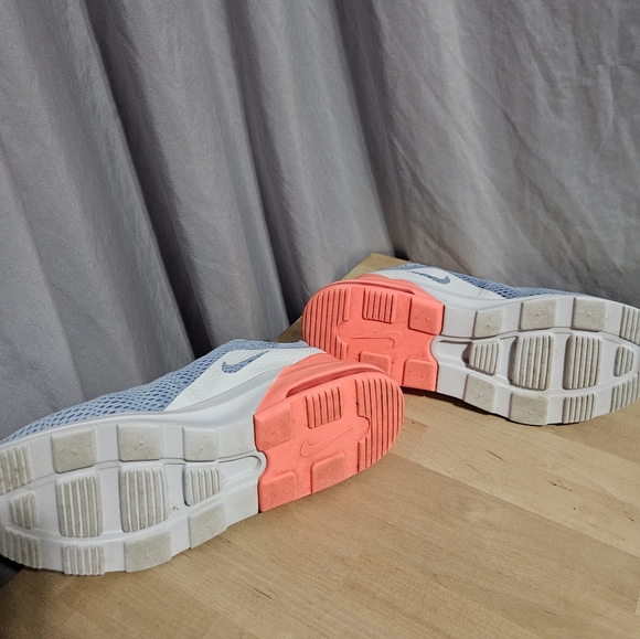 Nike Air Max Motion 2, Womens, 8.5, Sneakers - Picture 5 of 7